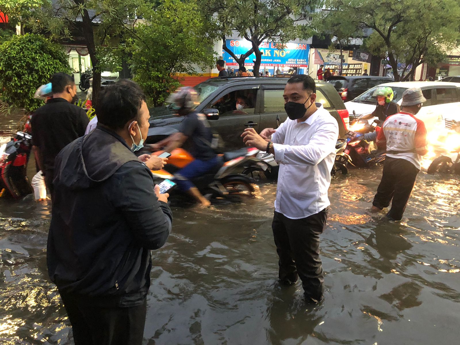 Wali Kota Surabaya Eri Cahyadi bergerak cepat mengecek langsung sejumlah titik genangan air di Kota Pahlawan. Salah satunya di kawasan Jalan Dharmawangsa, Surabaya, Jumat (7/1/2022).