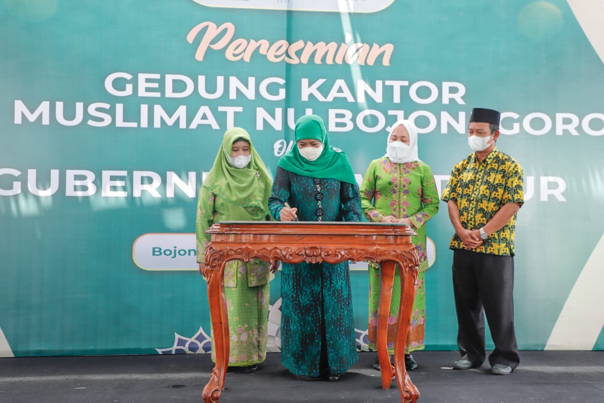 Gubernur Jawa Timur Khofifah Indar Parawansa saat meresmikan Gedung Kantor PC Muslimat NU Bojonegoro, Ds. Pacul Kab. Bojonegoro, Sabtu (8/1).