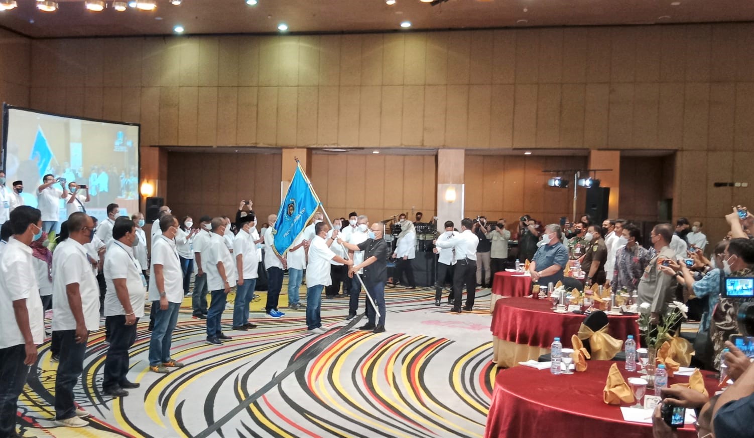  Sebanyak 115 pengurus Persatuan Wartawan Indonesia (PWI) Jawa Timur periode 2021-2026 resmi dilantik oleh Ketua PWI Pusat H. Atal Sambiring Depari, Rabu (12/1), di Hotel Mercure Grand Mirama Surabaya.