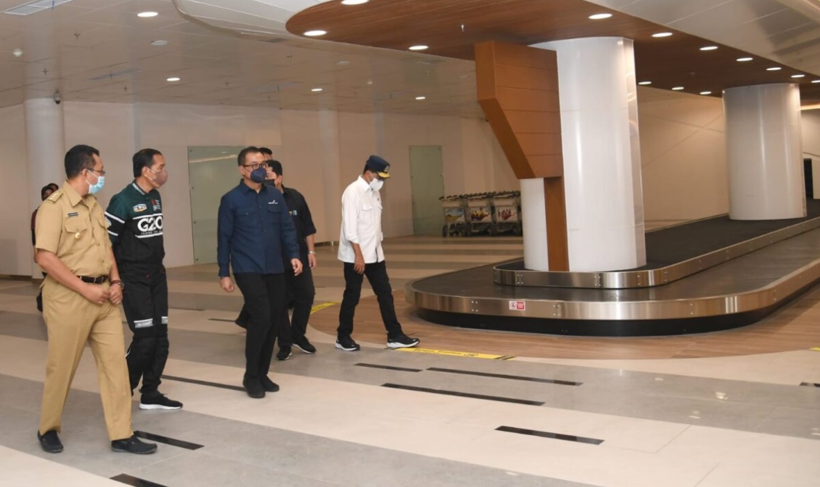 Presiden Joko Widodo meninjau fasilitas Bandara Internasional Zainuddin Abdul Madjid yang nantinya akan digunakan sebagai akses masuk ke Provinsi Nusa Tenggara Barat bagi penonton dan peserta MotoGP Mandalika 2022.