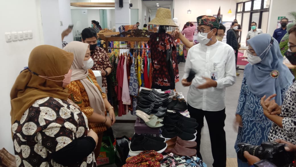 PDAM Surya Sembada Kota Surabaya bekerjasama dengan Dinas Koperasi Usaha Kecil dan Menengah dan Perdagangan Surabaya menggelar Produk UMKM Surabaya di Open Space kantor pusat PDAM di Jl Prof Dr Moestopo Nomor 2 Surabaya, Jumat (14/1/2022). 