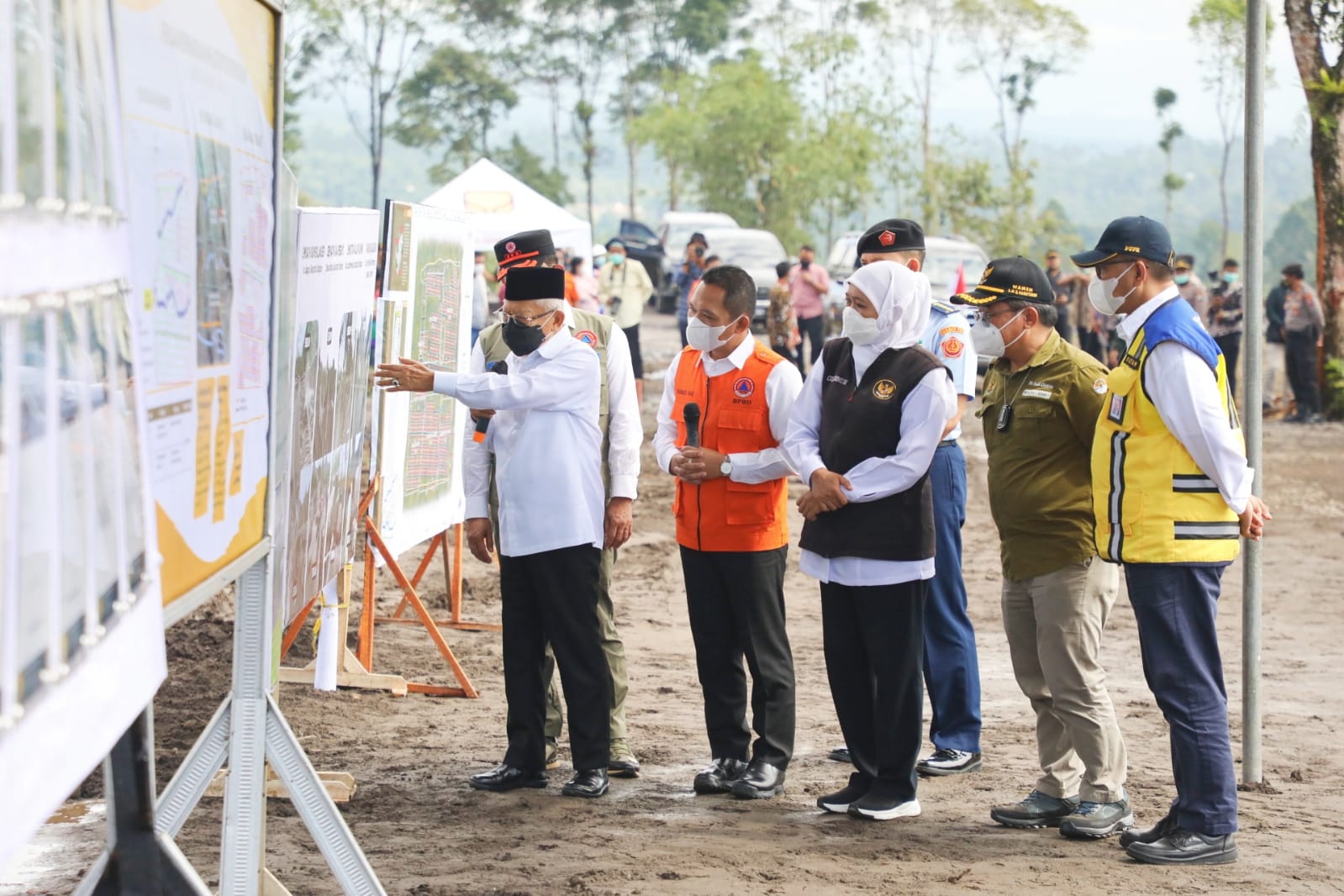  Wakil Presiden KH. Ma’ruf Amin dan Gubernur Jawa Timur, Khofifah Indar Parawansa meninjau progres pembangunan hunian sementara (Huntara) di kawasan relokasi bagi warga terdampak erupsi Gunung Semeru di Desa Sumber Mujur, Kecamatan Candipuro, Lumajang, Ju