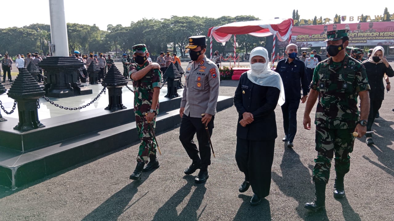 Forkopimda Jawa Timur menggelar Apel Gelar Pasukan Pamor Keris (Patroli Motor Penegakan Protokol Kesehatan di Masyarakat) di Lapangan Makodam V Brawijaya Surabaya Senin (24/1/2022)