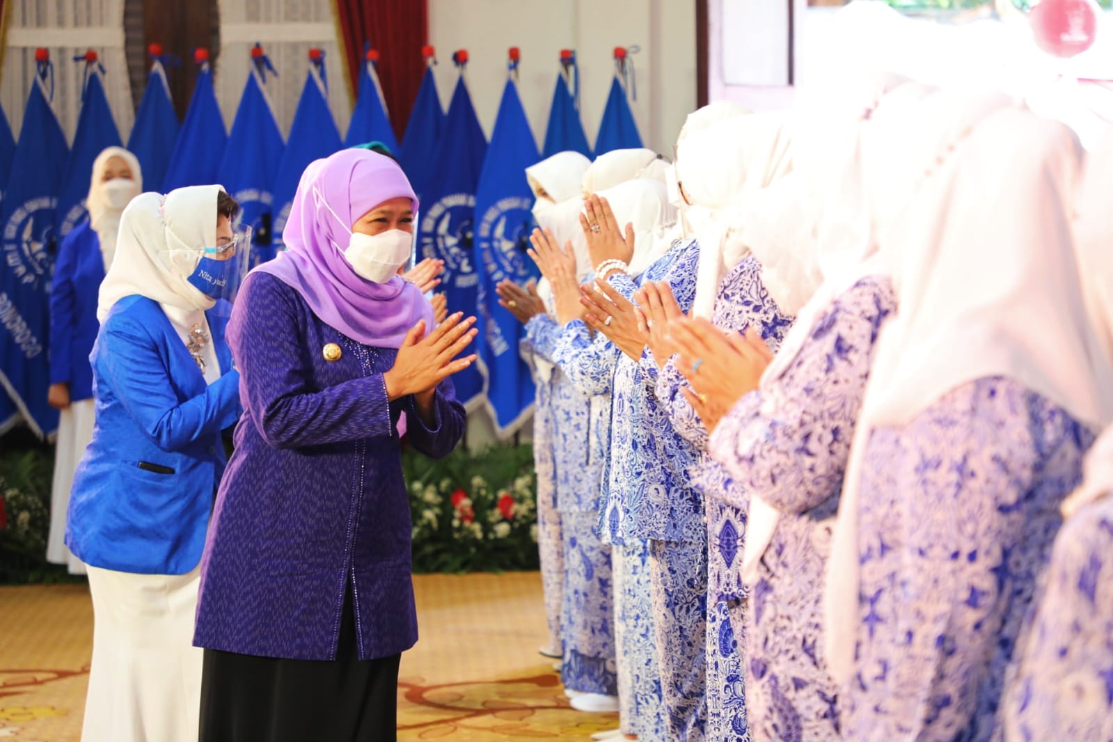 Gubernur Jawa Timur, Khofifah Indar Parawansa memberi ucapan selamat usai melantik dan mengukuhkan Dewan Pengurus Daerah Ikatan wanita Pengusaha Indonesia Jatim periode 2021-2026, di Gedung Negara Grahadi Surabaya, Rabu (2/2/2022).