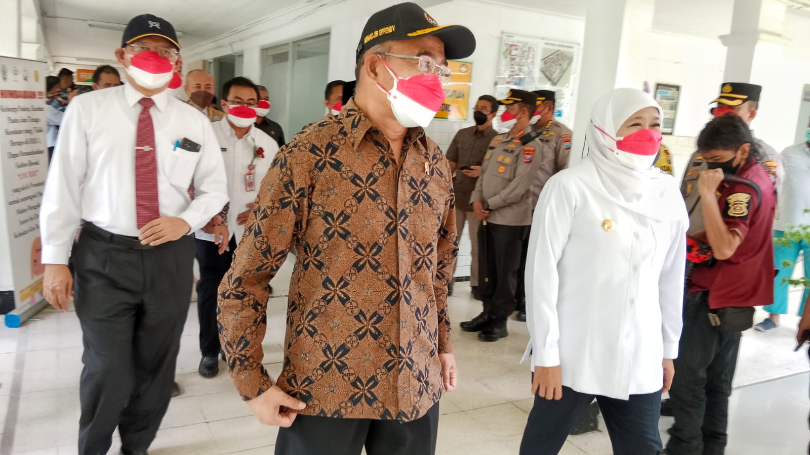Menko PMK Prof Muhadjir Efendi, Gubernur Jawa Timur Khofifah Indar Parawansa dan Rektor Unair Prof. Nasih pada peluncuran uji klinis Vaksin Merah Putih di RSUD Dr Soetomo, Surabaya, Rabu (9/2/2022).