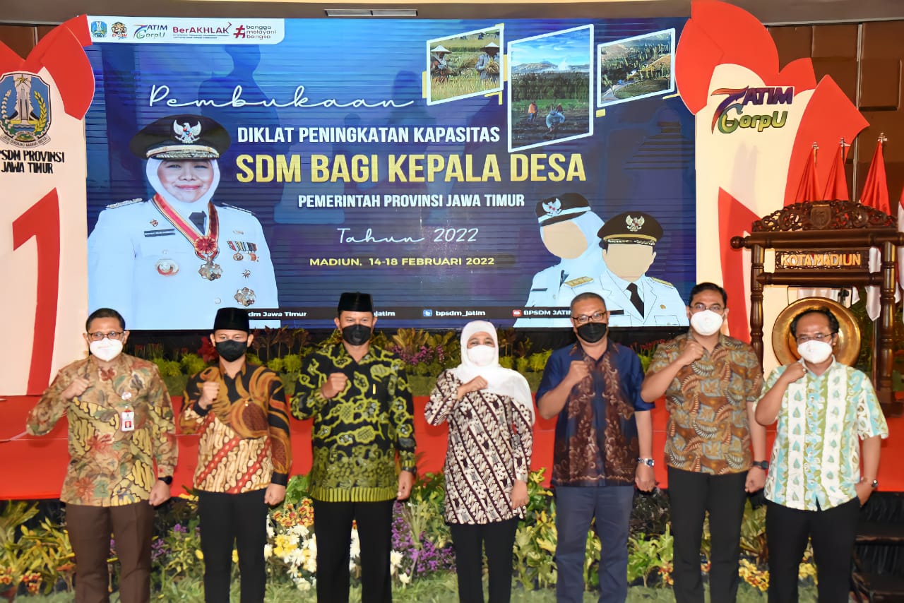Gubernur Jawa Timur  Khofifah saat membuka Diklat Peningkatan Kapasitas Sumber Daya Manusia (SDM) bagi Kepala Desa Pemerintah Provinsi Jawa Timur Tahun 2022 Angakatan I dan II di Ballroom Hotel Aston Madiun, Selasa (15/2) 