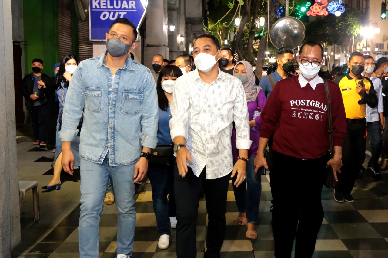 Wali Kota Surabaya Eri Cahyadi dan mahasiswa program doktoral yang berasal dari berbagai daerah menikmati suasana Tunjungan Romansa