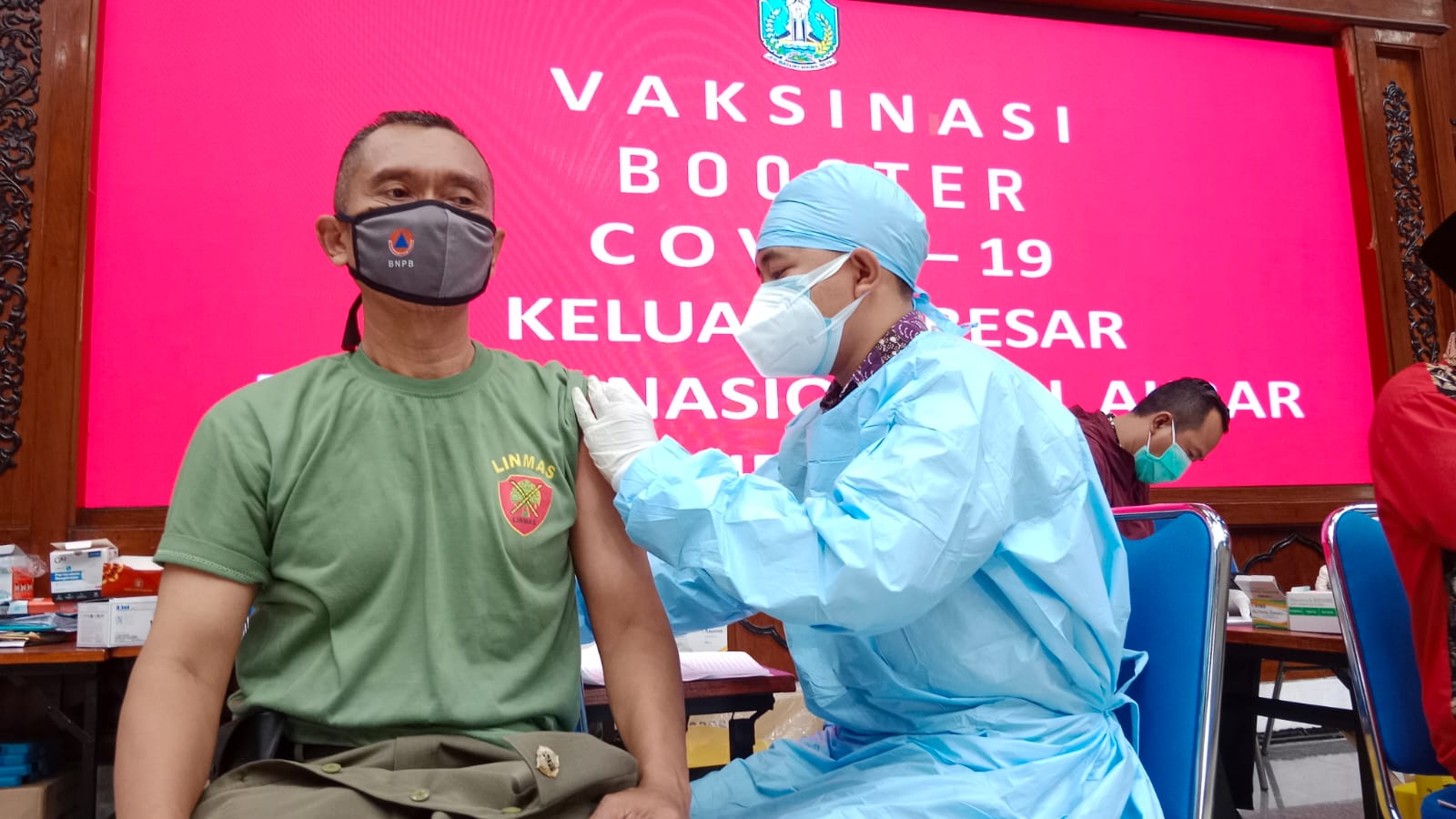 pelaksanaan vaksinasi booster Covid-19 bagi imam, muadzin, dan marbot Masjid Al-Akbar Surabaya (MAS), di Kantor Gubernur Jatim, Selasa (22/2).