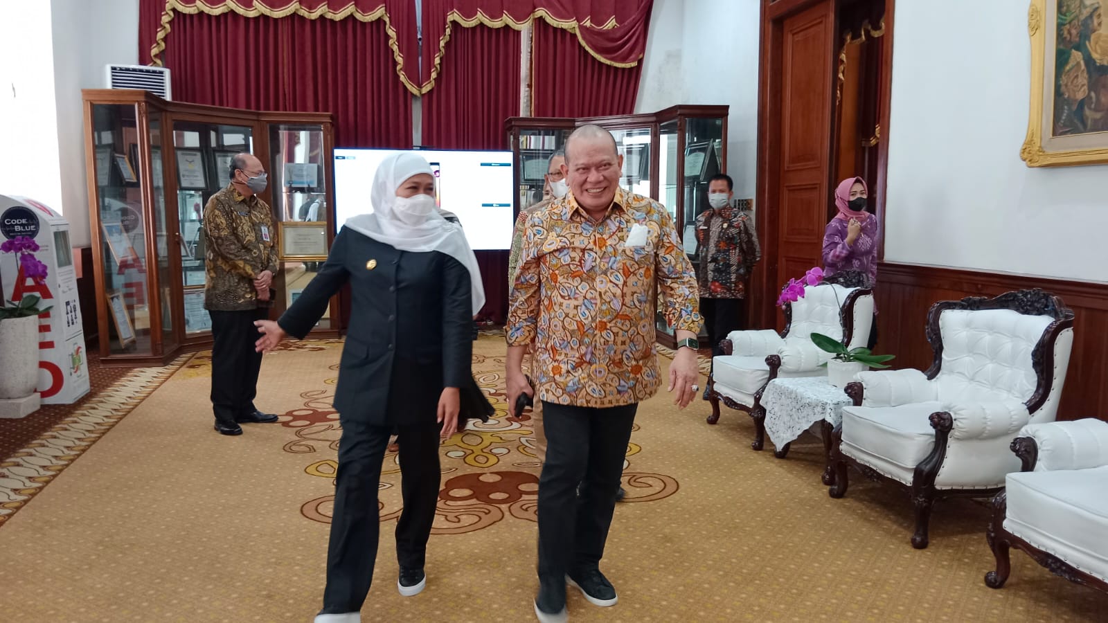  Gubernur Jawa Timur Khofifah Indar Parawansa dan Ketua DPD RI, La Nyala Mahmud Mattalitti di Gedung Negara Grahadi Surabaya, Senin (7/3/2022).
