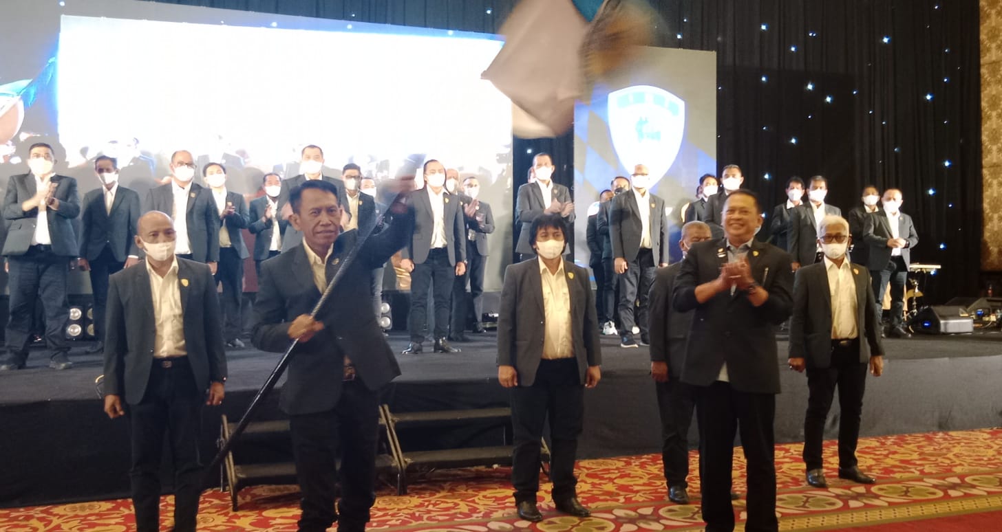 Ketua Umum Ikatan Motor Indonesia (Ketum IMI), Bambang Soesatyo melantik pengurus IMI Jawa Timur periode 2021-2025 di Hotel Sheraton Surabaya, Senin (7/3/2022).