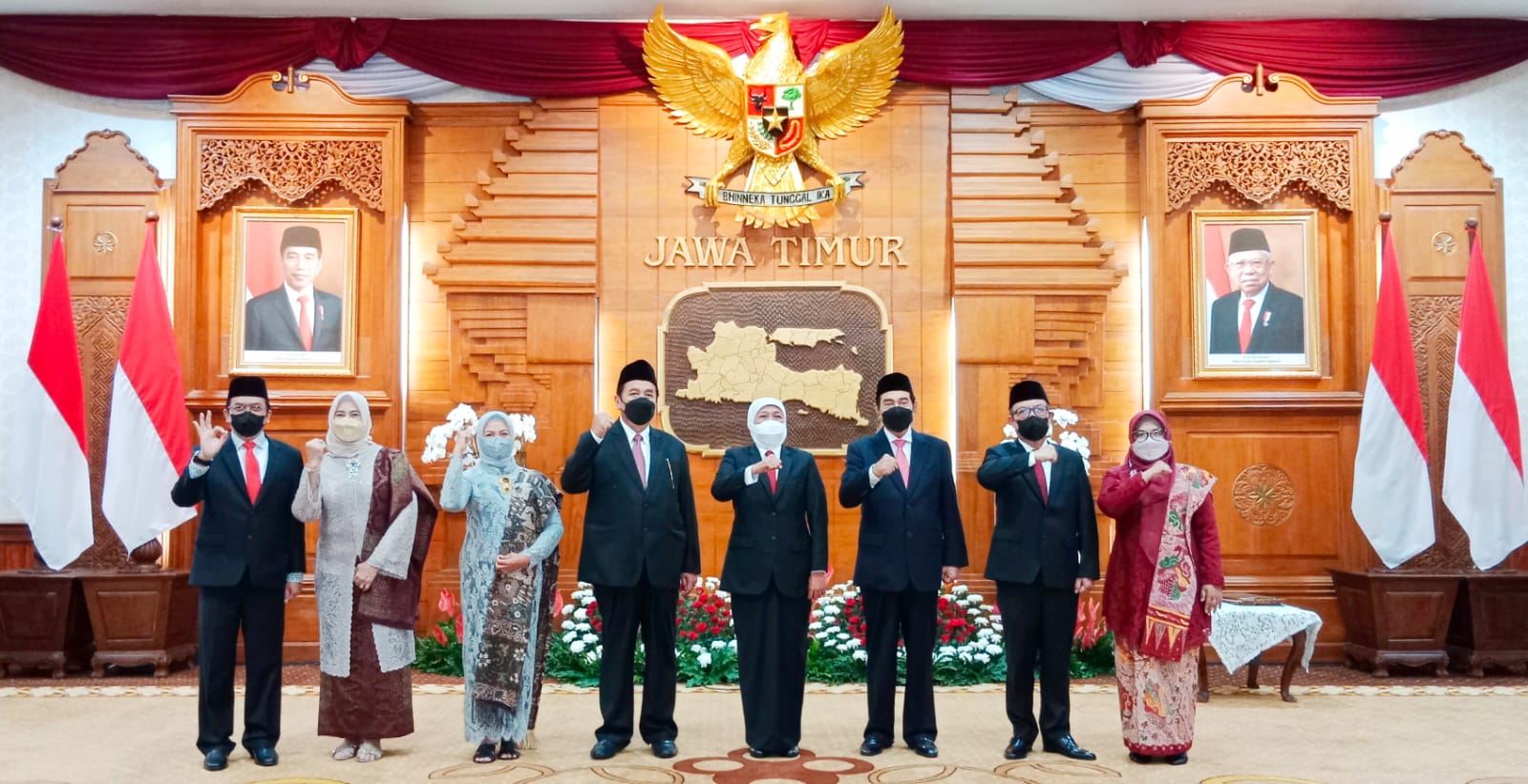 Gubernur Jatim, Khofifah Indar Parawansa berfoto bersama usai melantik komisaris, dan Direksi Bank Jatim di Grahadi.