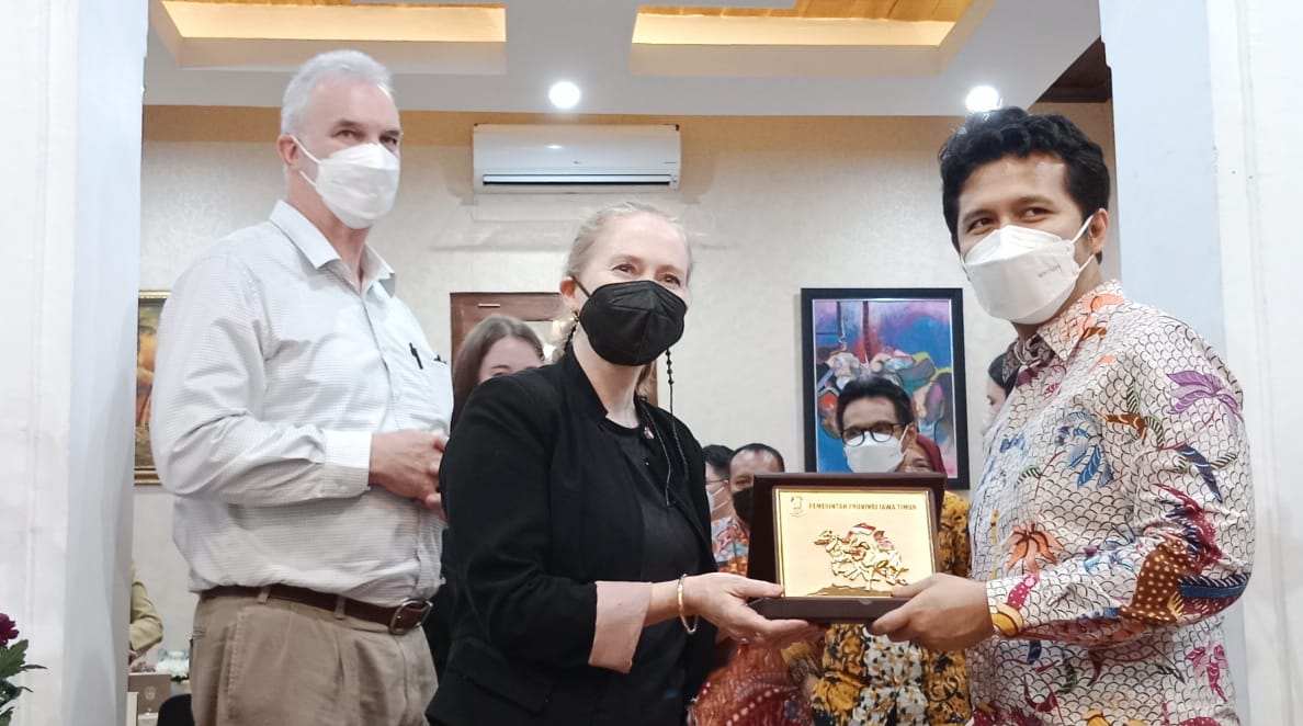 Wakil Gubernur Jawa Timur, Emil Elestianto Dardak saat menerima Konjen Australia Fiona Hoggart untuk membahas peluang kerjasama dalam bidang pertanian dan perdagangan di Gedung Negara Grahadi, Senin (21/3)