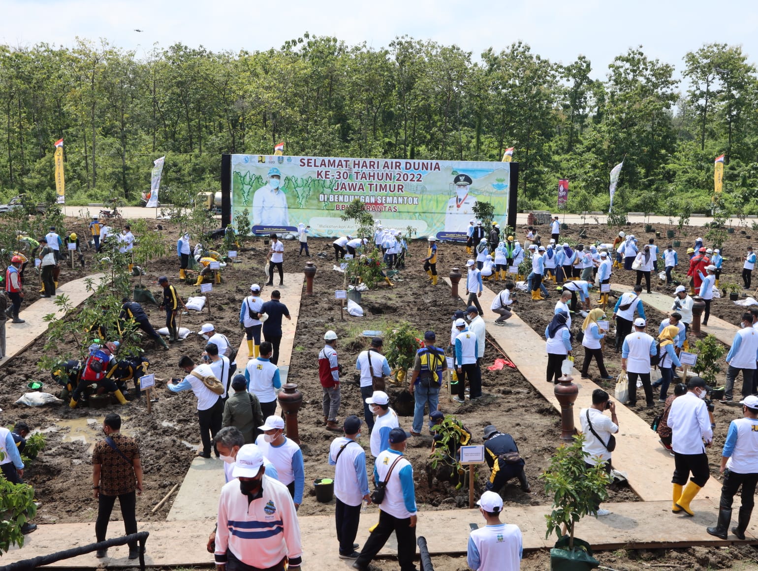 Pemerintah Provinsi Jawa Timur menggelar peringatan Hari Air Sedunia tingkat nasional dengan melakukan penanaman pohon secara masif dan serentak yang berpusat di Bendungan Semantok Kabupaten Nganjuk, Rabu (30/3).