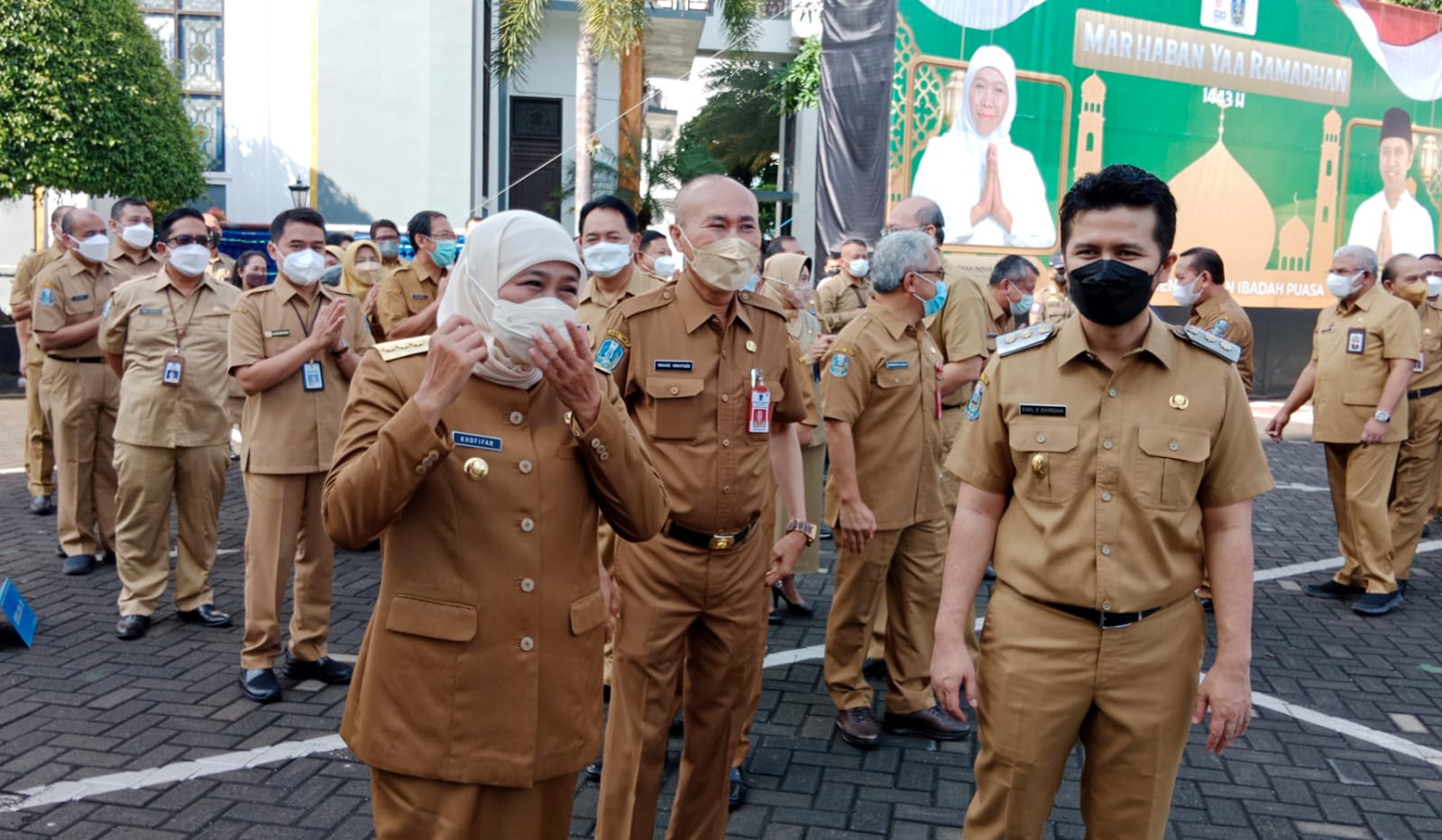 Gubernur Jawa Timur Khofifah Indar Parawansa  dan Wakil Gubernur Emil Ekestianto Dardak usai  apel pagi di Halaman Kantor Gubernur Jawa Timur Jl. Pahlawan No. 110 Surabaya, Senin (4/4) pagi. Dimana hari ini merupakan hari pertama ASN masuk kantor di bulan
