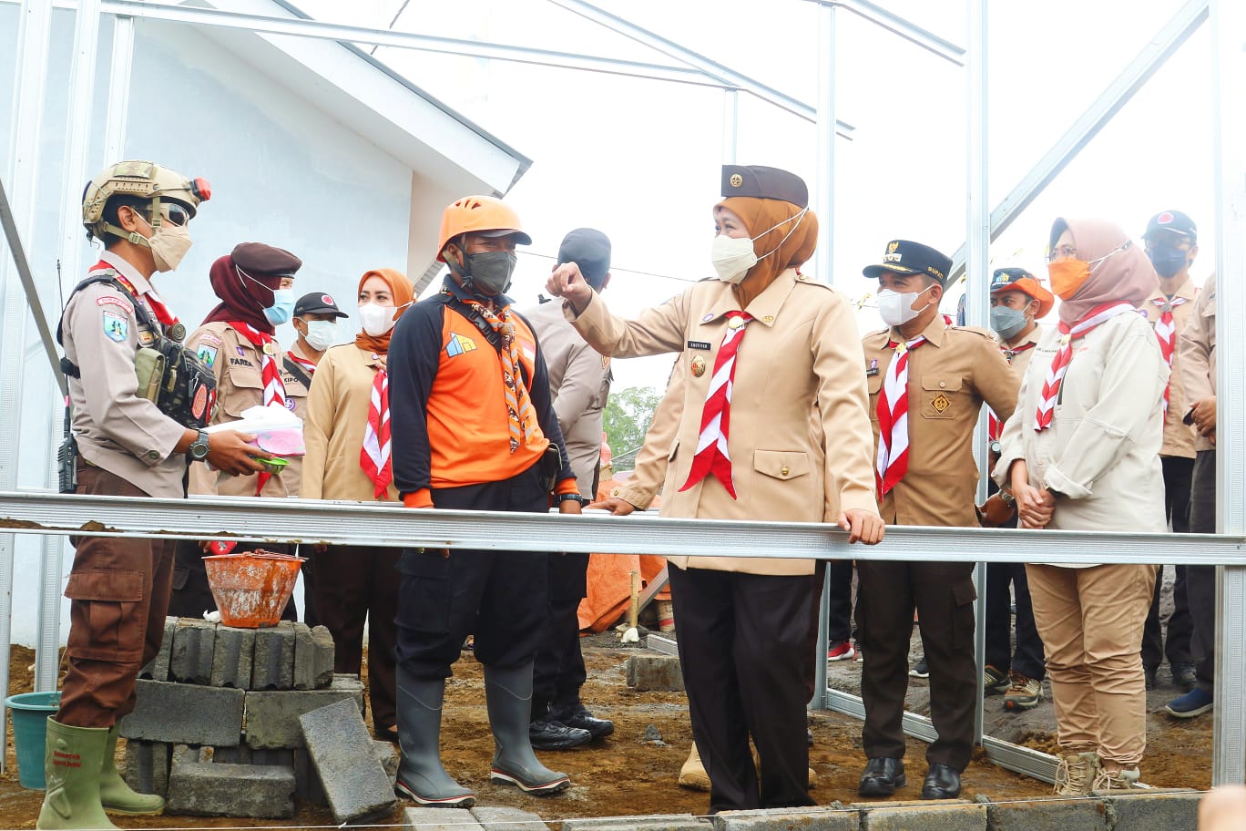 Gubernur Jatim yang juga Kamabida Pramuka Jatim turun langsung terlibat sekaligus memimpin Apel Bakti Pramuka Spesial Ramadhan di Lokasi Huntara Huntap Desa Sumbermujur Kec. Candipuro Kab. Lumajang, Rabu (6/4) pagi.