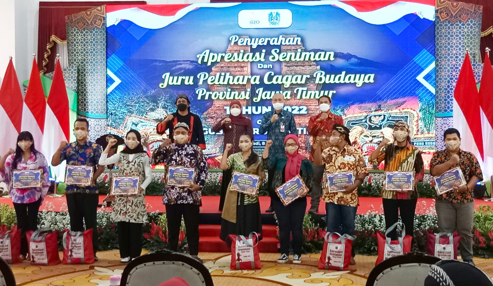 Khofifah Beri Apresiasi Kepada Seniman dan Juru Pelihara Cagar Budaya
