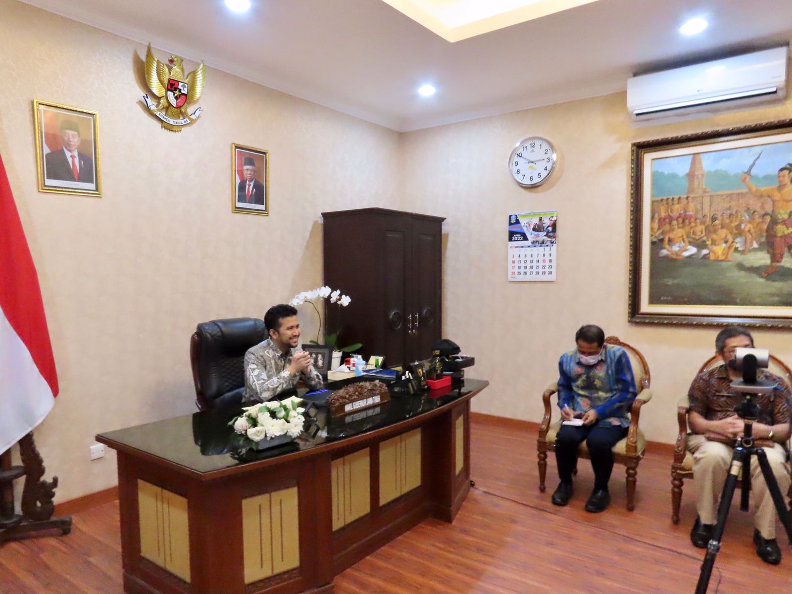 Wakil Gubernur Jawa Timur Emil Elestianto Dardak saat rapat bersama Asosiasi Layanan Urun Dana Indonesia (ALUDI),  di ruang kerja wakil gubernur Jawa Timur gedung negara Grahadi pada Jumat (8/4).