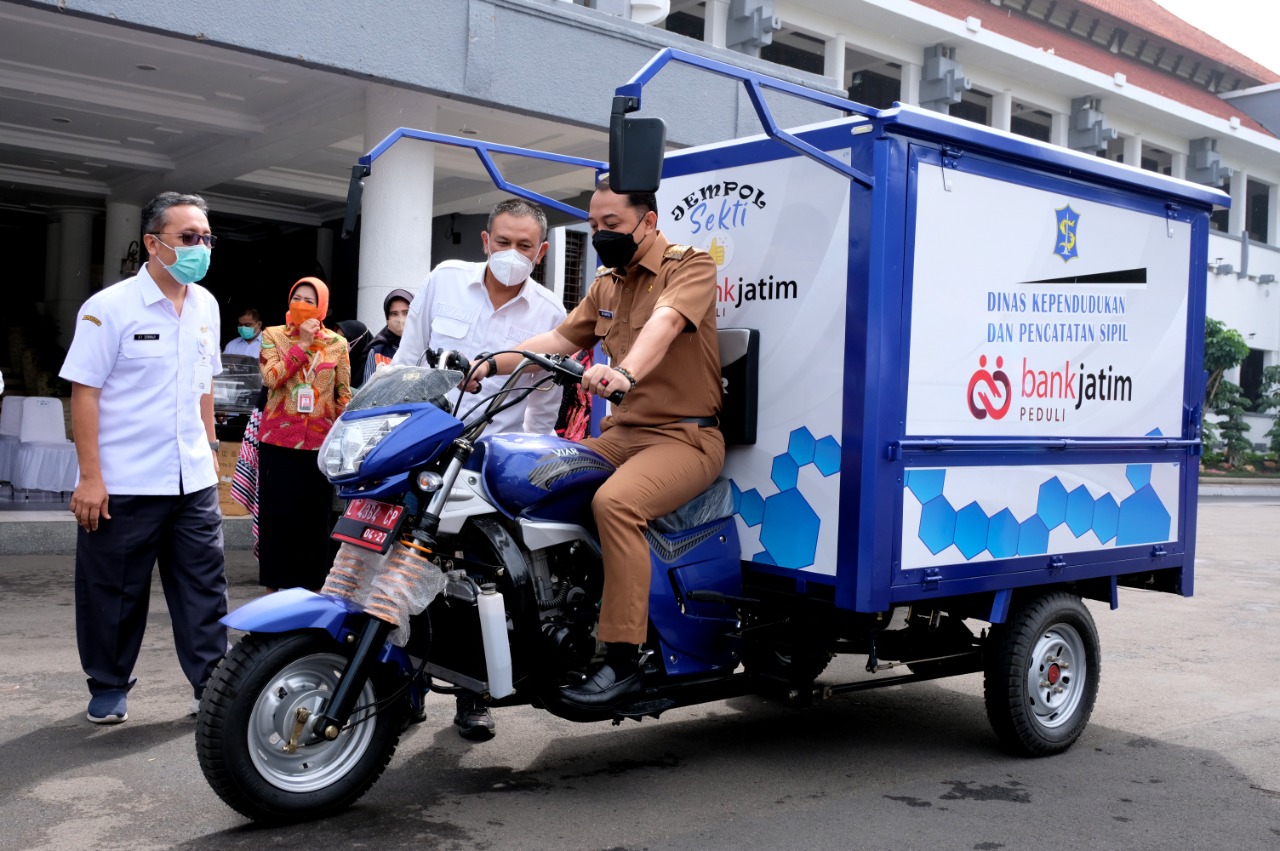 Wali Kota Surabaya Eri Cahyadi saat mencoba kendaraan Jempol Sekti itu muter di halaman Balai Kota Surabaya Rabu (20/4/2022)