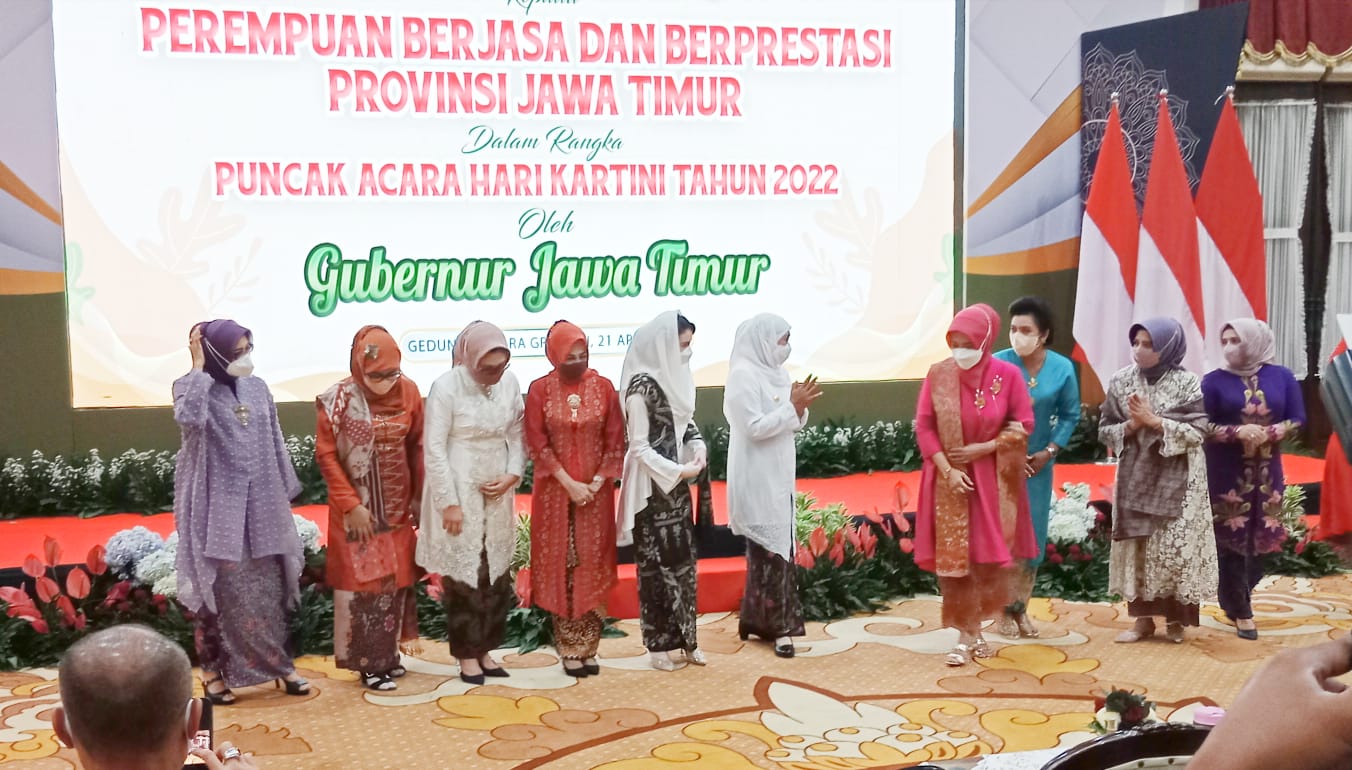  Gubernur Jawa Timur, Khofifah Indar Parawansa pada Peringatan Hari Kartini ke-144 Tahun 2022  di Gedung Negara Grahadi, Kamis (21/04/2022)