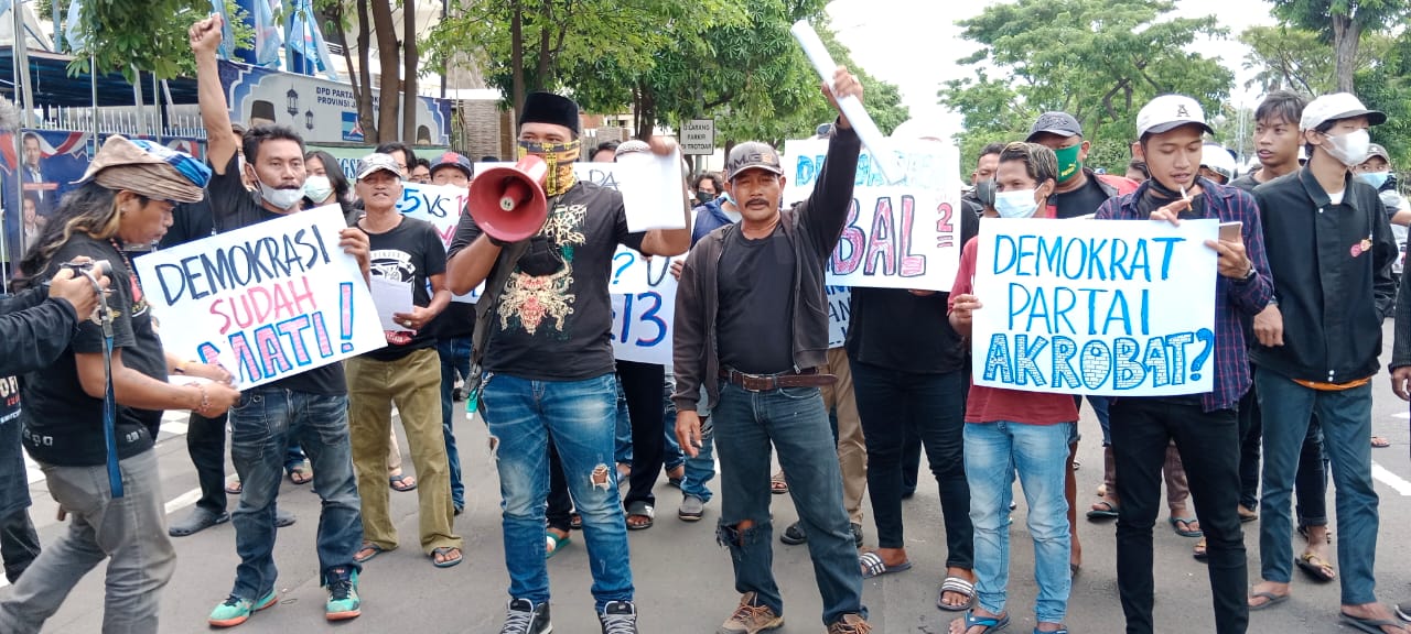 Sekitar seratus simpatisan partai Demokrat Jawa Timur menggelar aksi demo di depan Kantor DPD Demokrat Jatim di kawasan Kertajaya Indah Surabaya. 