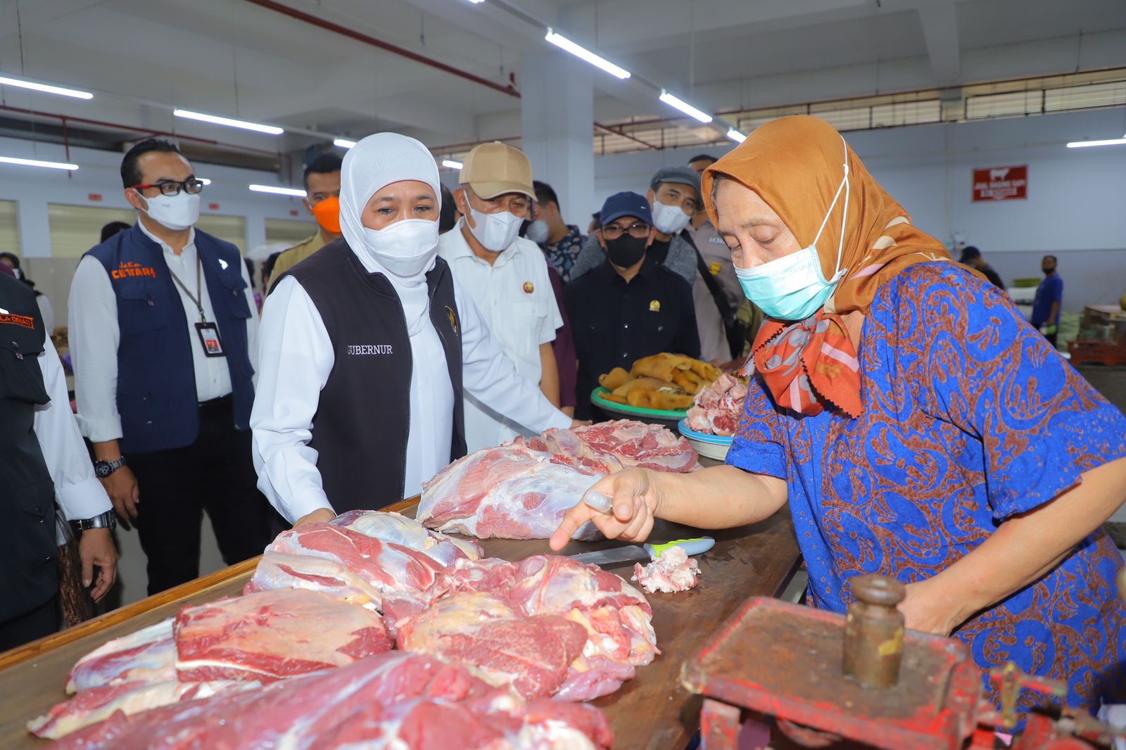 Gubernur Khofifah saat melakukan Sidak Pasar guna memantau harga sekaligus jumlah ketersediaan berbagai bahan pokok di Pasar Legi Kab. Ponorogo pada Senin (25/4) pagi.