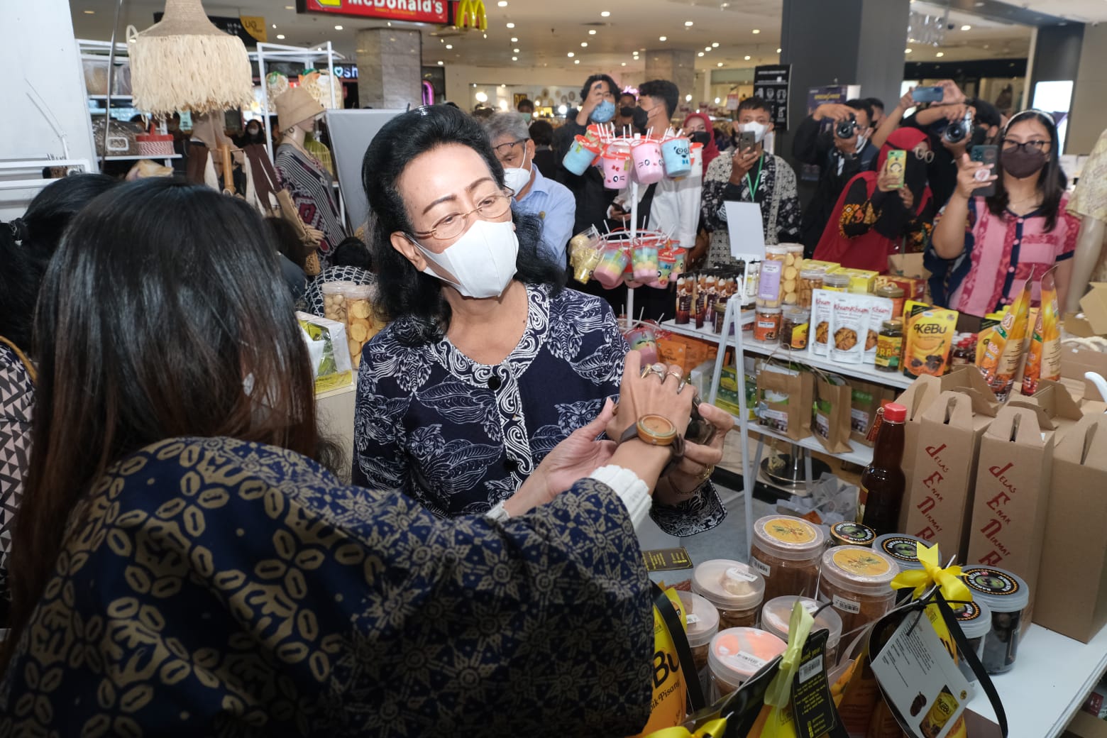 GKR Hemas dan Ibu Wagub DIY GKBRAA Paku Alam mengunjungi langsung Teras Malioboro 1, Selasa (27/04) lalu guna menampung aspirasi pedagang.