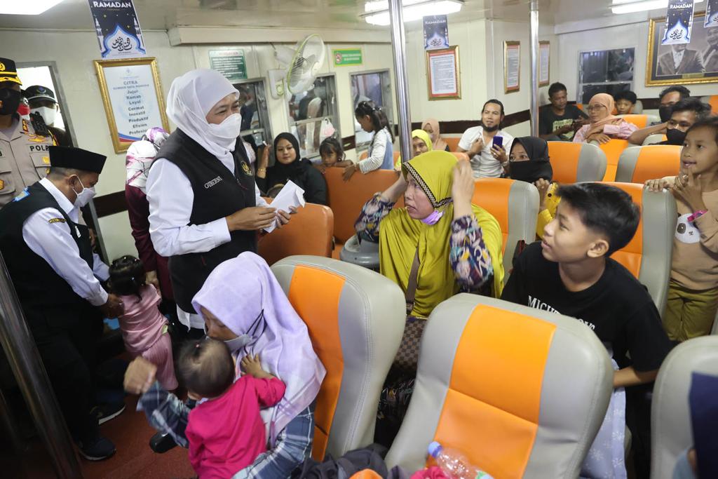 Gubernur Jawa Timur Khofifah Indar Parawansa meninjau arus mudik lebaran di Pelabuhan Jangkar Kab. Situbondo. Di kapal itu, Gubernur Khofifah melakukan pengecekan, menyapa para pemudik, dan memastikan bahwa semua dalam kondisi prima untuk mewujudkan mudik