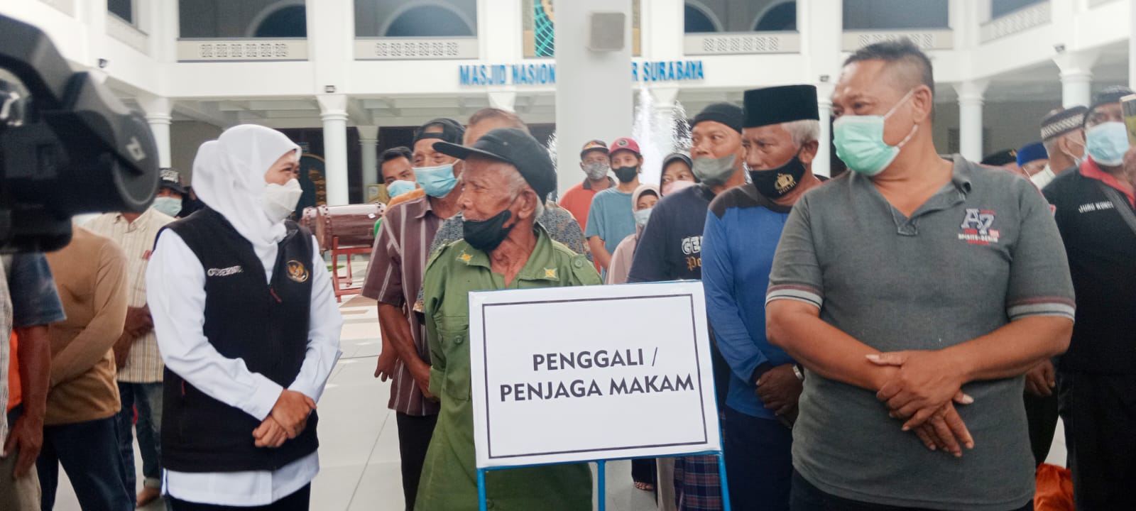Gubernur Khofifah berbincang bersama para penjaga dan penggali makam sesaat sebelum menyerahkan bantuan, Rabu (27/4/2022).
