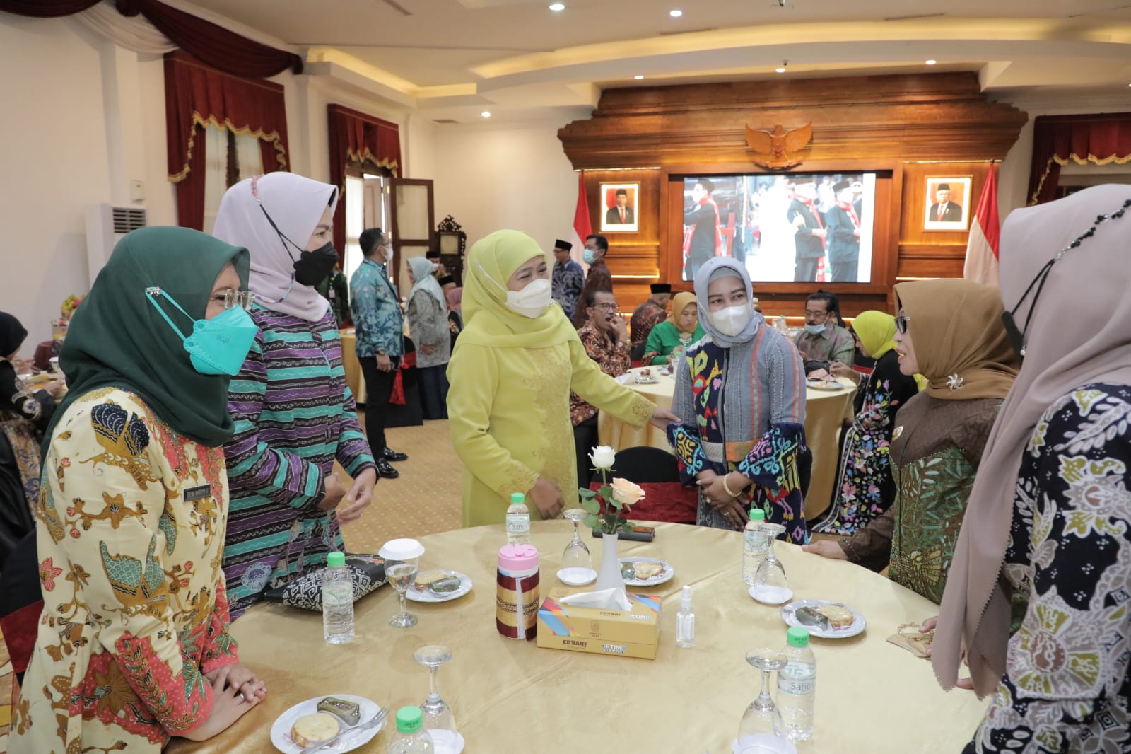 Suasana penuh kehangatan dan guyub melingkupi acara halalbihalal Gubernur Jawa Timur Khofifah Indar Parawansa dengan para bupati/wali kota se-Jawa Timur serta berbagai instansi terkait di Gedung Negara Grahadi Surabaya, Rabu (11/5).