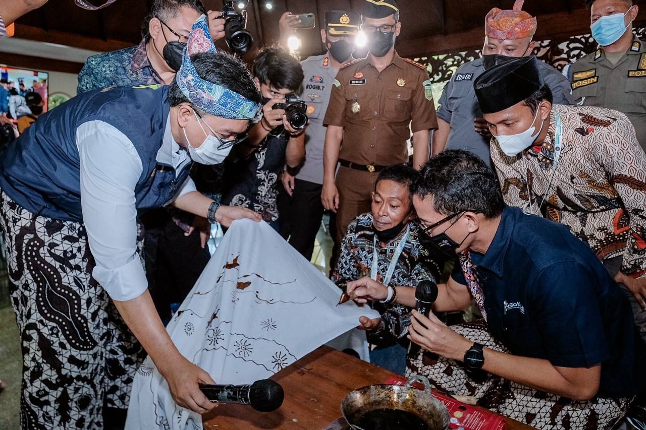 Menparekraf Sandiaga saat hadir di Workshop Pengembangan Kabupaten/Kota (KaTa) Kreatif Indonesia, di Kantor Bupati Pamekasan, Selasa (24/3/2022)