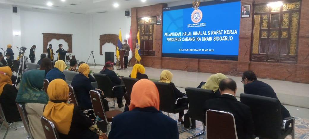 Pelantikan Pengurus Ikatan Alumni Universitas Airlangga (Ika Unair) Cabang Sidoarjo, disambung halalbihalal, dan rapat kerja (raker) penguru digelar di Bale Bumi Majapahit, Gedung Hemodialisa, RSUD Sidoarjo, Minggu, 29 Mei 2022.
