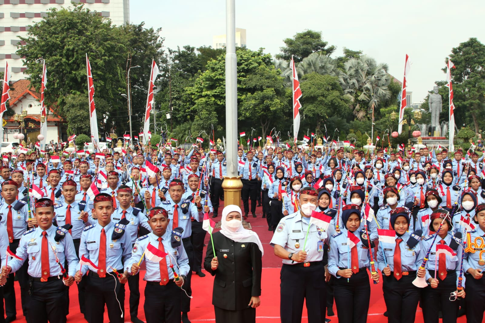 Gubernur Jawa Timur Khofifah Indar Parawansa memberikan pembekalan kepemimpinan kepada 364 siswa SMA Taruna Nusantara di halaman Gedung Negara Grahadi, Kamis (23/6)