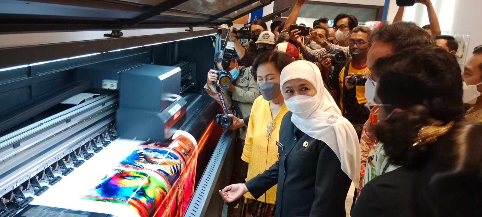 Gubernur Jawa Timur Khofifah Indar Parawansa meninjau gelaran Surabaya Printing Expo (SPE) tahun 2022 di Grand City Surabaya, Kamis (23/6)
