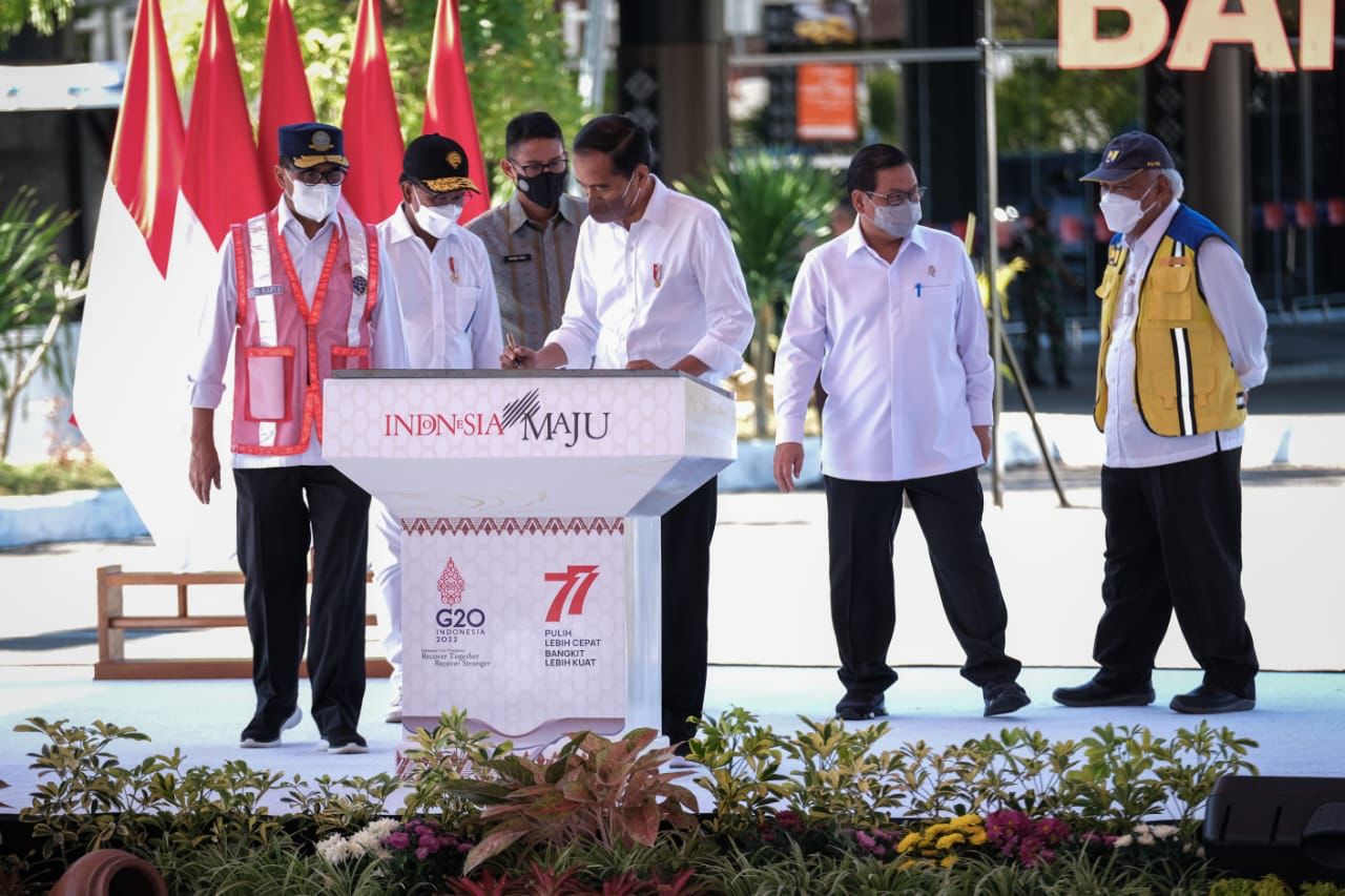 diresmikannya perluasan Bandar Udara Komodo di Labuan Bajo oleh Presiden Joko Widodo akan mampu meningkatkan kesejahteraan pelaku pariwisata dan ekonomi kreatif serta masyarakat di Labuan Bajo, NTT.