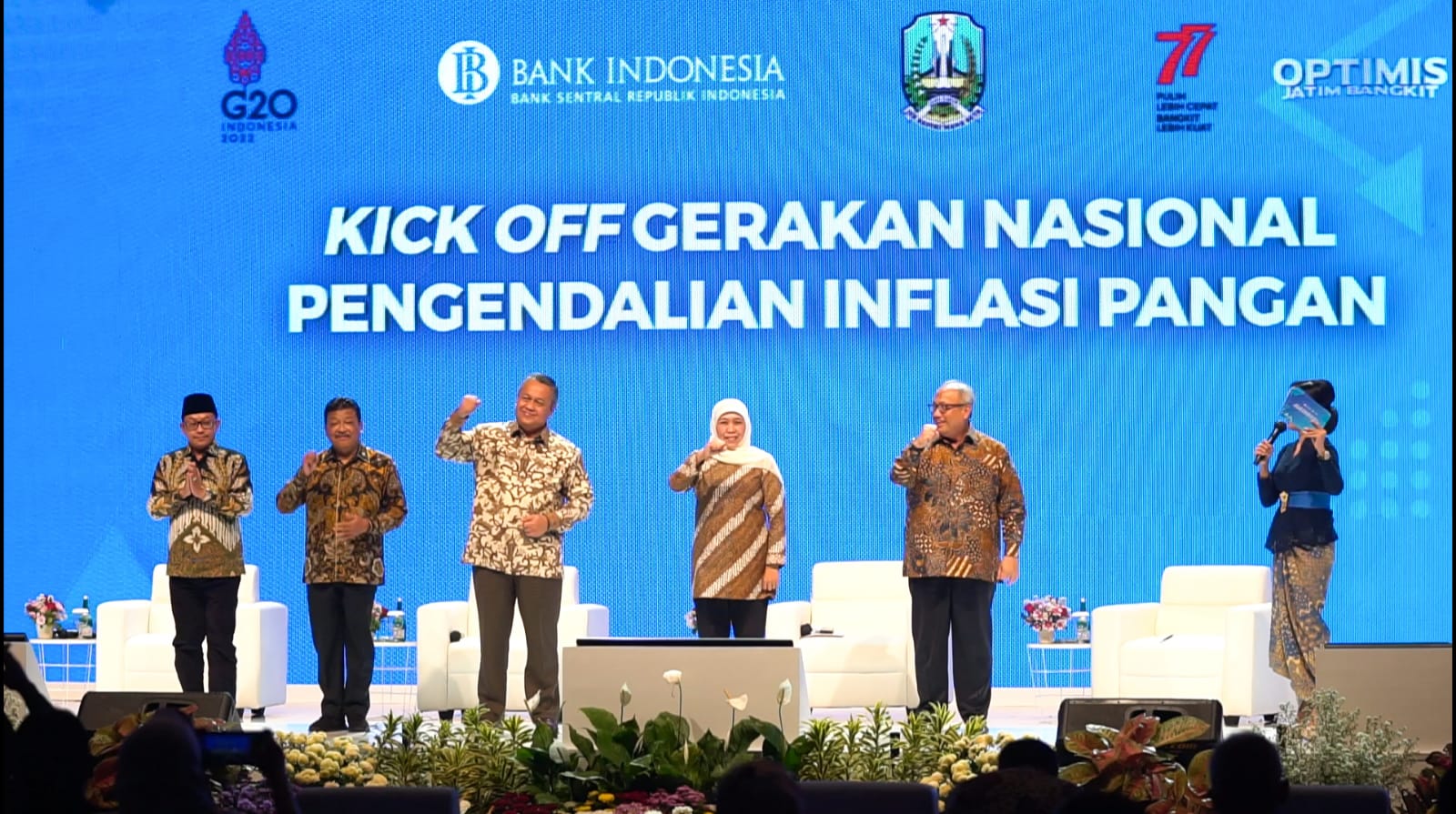 Gubernur Jatim Khofifah Indar Parawansa saat menjadi keynote speaker dalam Kick Off GNPIP yang dibingkai dalam High Level Meeting Tim Pengendali Inflasi Daerah (TPID) Jatim, di Hotel Grand Mercure Kota Malang, Rabu (10/8)