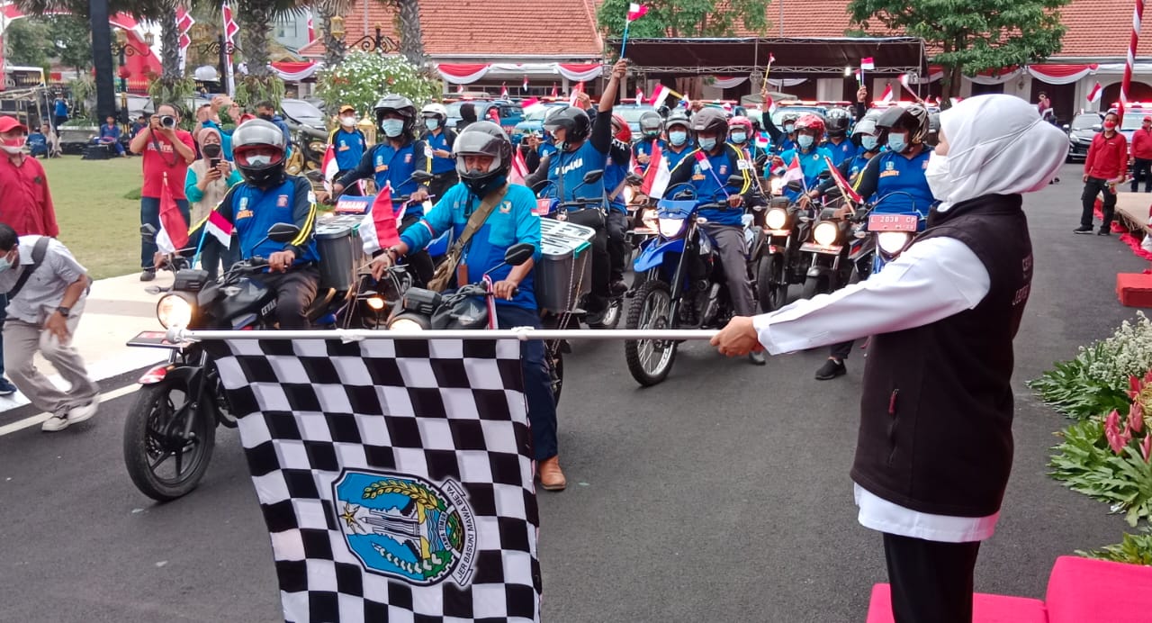Gubernur Jatim, Khofifah Indar Parawansa memberangkatkan  para Tagana dan Tenaga Kesejahteraan Sosial Kecamatan yang membawa 94 paket bingkisan bagi para perintis kemerdekaandari Gedung Negara Grahadi Surabaya, Sabtu (13/8/2022) sore