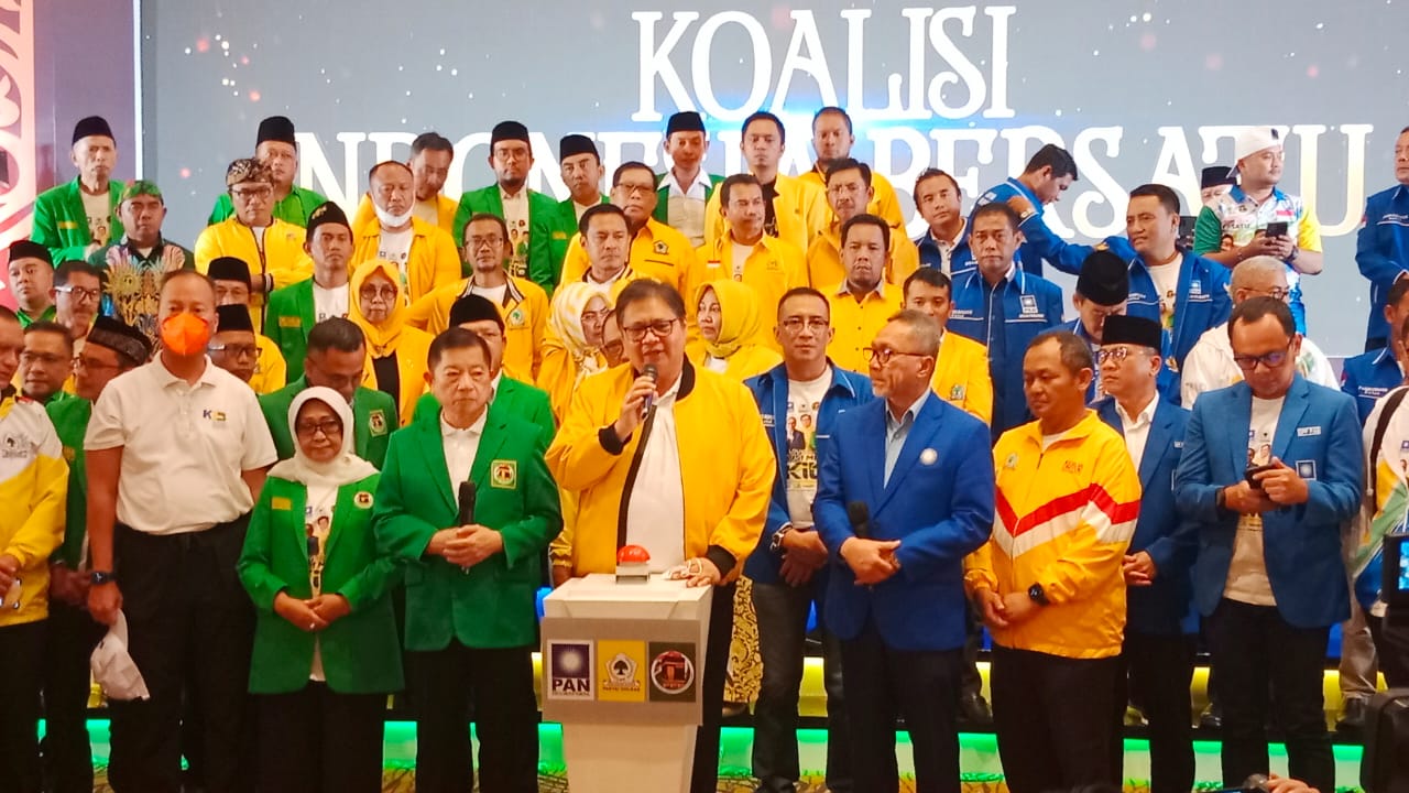  Tiga ketua umum (Ketum) partai politik (parpol) Koalisi Indonesia Bersatu (KIB) menyampaikan visi dan misi menghadapi Pemilu 2024, di Hotel Shangri-la, Surabaya, Minggu (14/8).