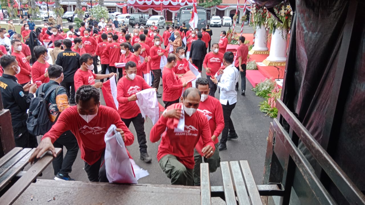 Tim Ekspedisi 77 Gunung Arjuno memasuki kendaraan setelah dilepas pemberangkatanya oleh Gubernur Jawa Timur Khofifah Indar Parawansa dari Halaman Gedung Negara Grahadi, Surabaya, Senin (15/8/2022) siang.