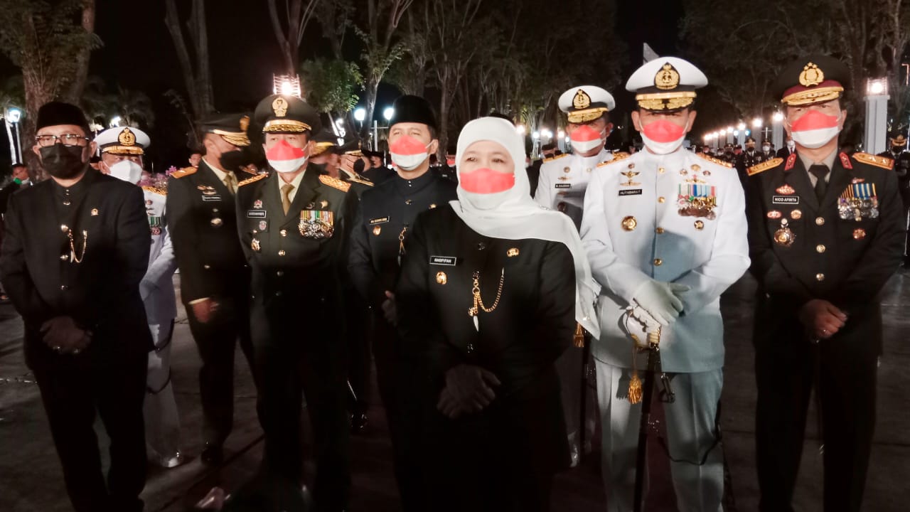 Gubernur Jawa Timur, Khofifah Indar Parawansa usai memimpin Malam Renungan Suci Hari Proklamasi Kemerdekaan RI di Taman Makam Pahlawan 10 November Surabaya, Rabu (17/8/2022) dini hari.