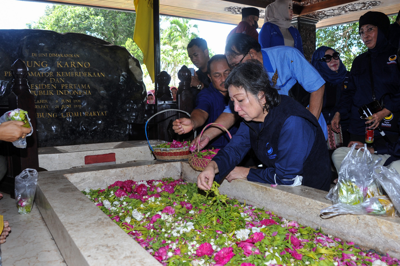  Pengurus dan kader Partai NasDem di Jawa Timur memperingati HUT ke 77 Republik Indonesia dengan menggelar ziarah ke makam Proklamator Bung Karno di Blitar, Rabu (17/8/2022).