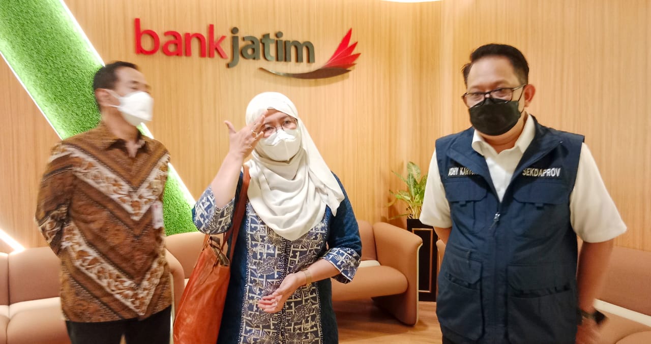  Sekretaris Daerah Provinsi Jawa Timur Adhy Karyono (kanan) didampingi Direktur Jejaring Pendidikan KPK RI Aida Ratna Zulaiha saat menghadiri secara langsung Bimbingan Teknis Pemberdayaan Dunia Usaha Antikorupsi yang diselenggarakan KPK RI di Bank Jatim, 