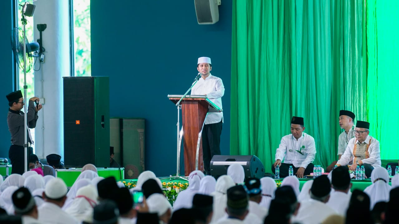 Wagub Emil saat memberi sambutannya pada tasyakuran jemaah haji Surabaya di Masjid Nasional Al Akbar Surabaya, Sabtu (3/9/2022) 