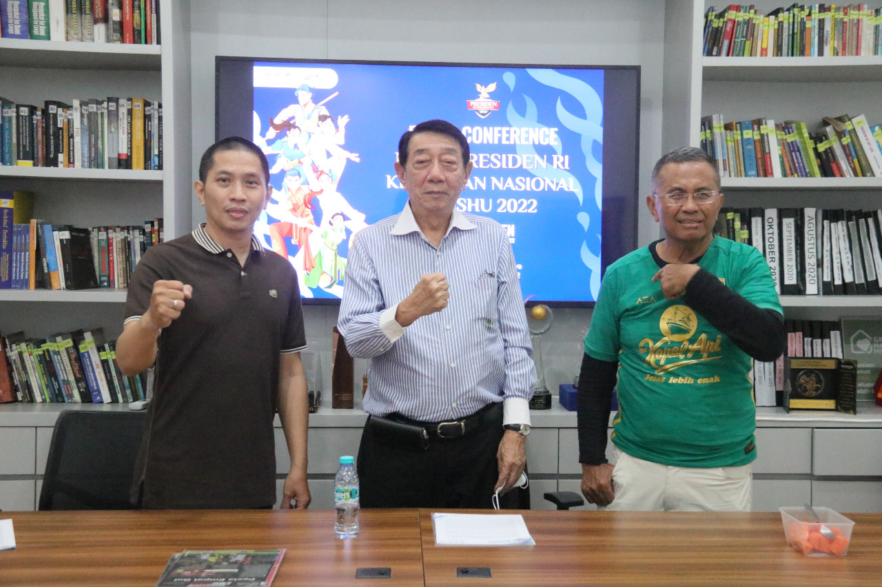 Ivan Hartono, Sekum Pengprov WI Jatim (sebelah kiri), Ketua Pengprov Wushu Jatim Soedomo Mergonoto (tengah) dan Dahlan Iskan