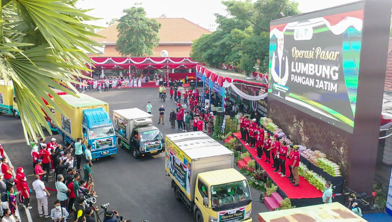 Gubernur Jawa Timur Khofifah Indar Parawansa melepas dan memberangkatkan puluhan truk yang mengangkut komoditas kebutuhan bahan pokok untuk kegiatan Operasi Pasar Lumbung Pangan Jatim di 25 titik pasar 