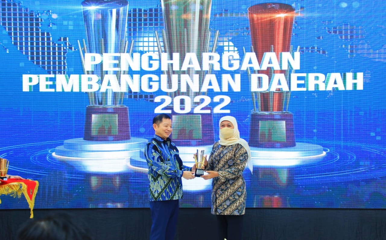 Gubernur Jawa Timur Khofifah Indar Parawansa saat menerima penghargaan dari Menteri Perencanaan Pembangunan Nasional (PPN) / Badan Perencanaan Pembangunan Nasional (Bapennas) RI di Jakarta Pusat, Kamis (29/09) 