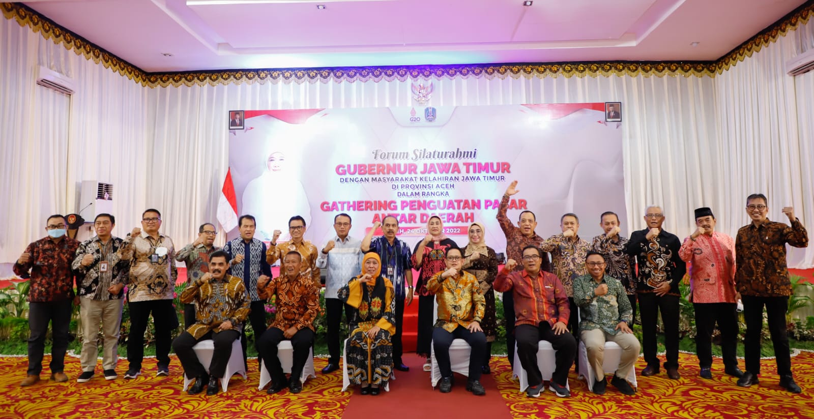 Gubernur Jawa Timur Khofifah Indar Parawansa secara khusus bersilaturahmi dengan masyarakat kelahiran Jatim di provinsi Nangroe Aceh Darussalam, di Amel Convention Banda Aceh, Senin (24/10) malam.
