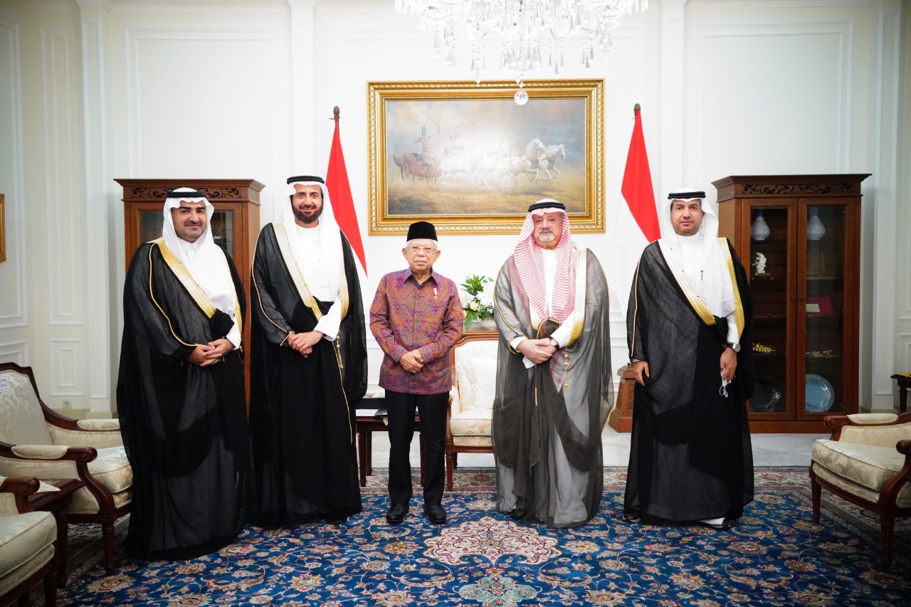 Wapres KH Ma'ruf Amin menerima Menteri Haji dan Umrah Arab Saudi Tawfiq F Al Rabiah. (foto: Biro Pers, Media, dan Informasi Setwapres)