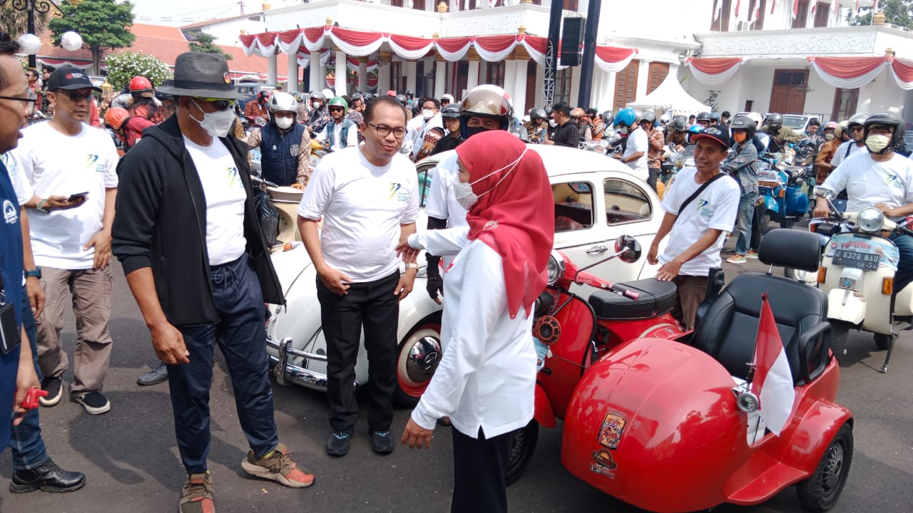 Gubernur Jawa Timur Khofifah Indar Parawansa mengapresiasi komunitas pecinta kendaraan VW dan juga Vespa. Melalui East Java VW and Vespa Festival 2022