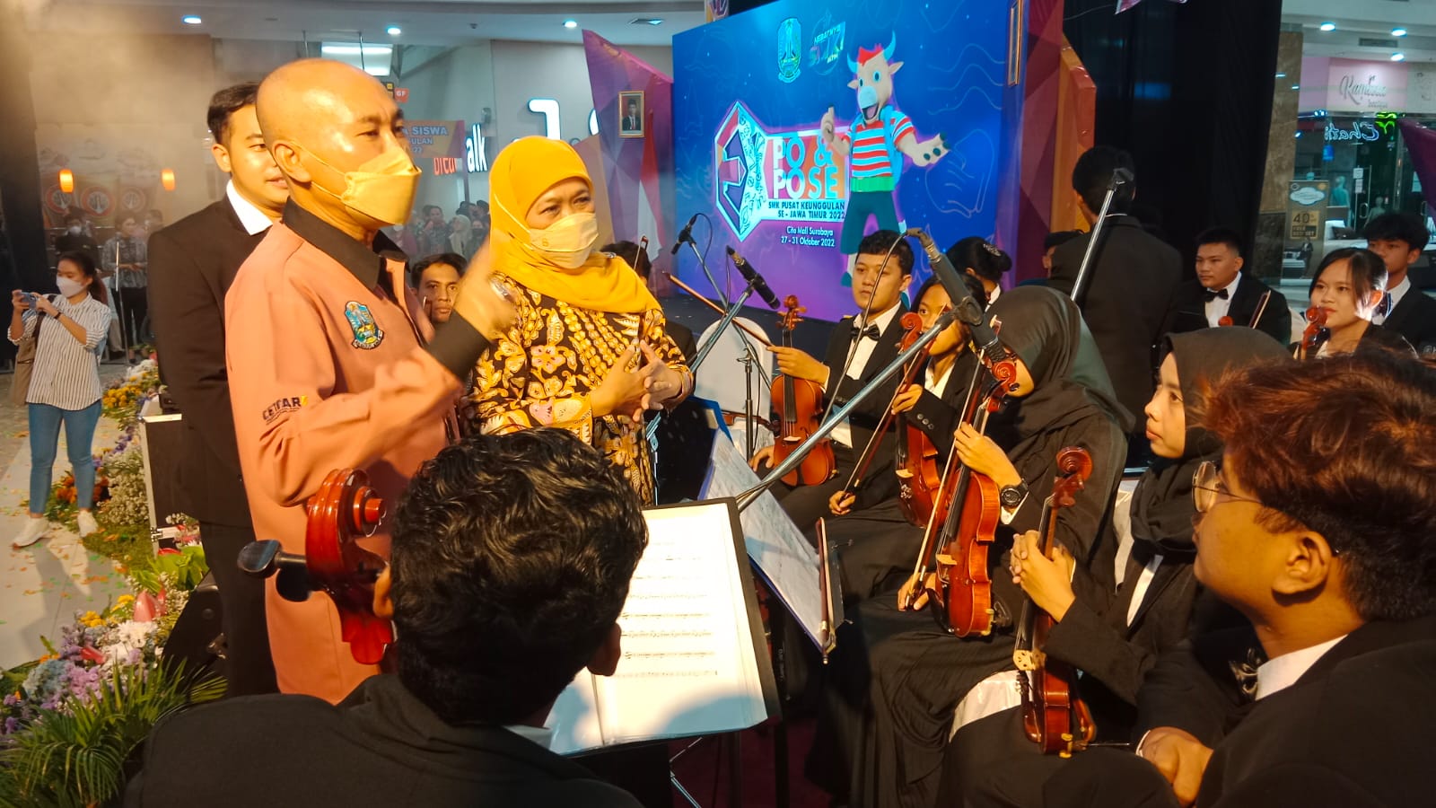 Gubernur Jawa Timur Khofifah Indar Parawansa dan Kepala Dinas Pendidikan Jawa Timur Wahid Wahyudi di sela sela pembukaan EXPO DAN EXPOSE SMK-PK, Jumat (28/10)