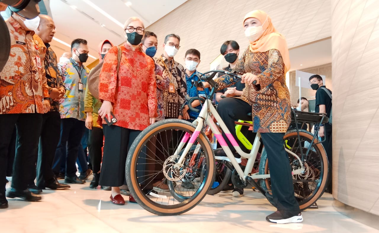 Gubernur Jawa Timur Khofifah Indar Parawansa saat mencoba sepada kualitas export di sela gelaran "East Java Export Festival" di Hotel Novotel Samator Surabaya, pada Selasa (1/11) sore.